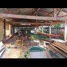 Drachenboote auf dem Gelände eines Tempels